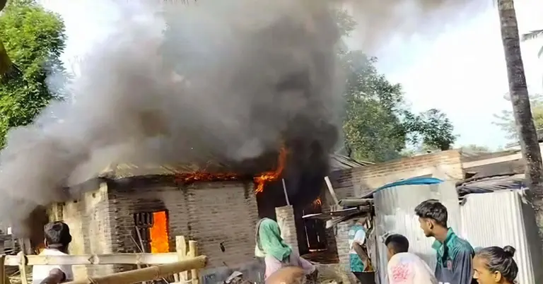 আগুনে পুড়ে যাওয়া ঘর